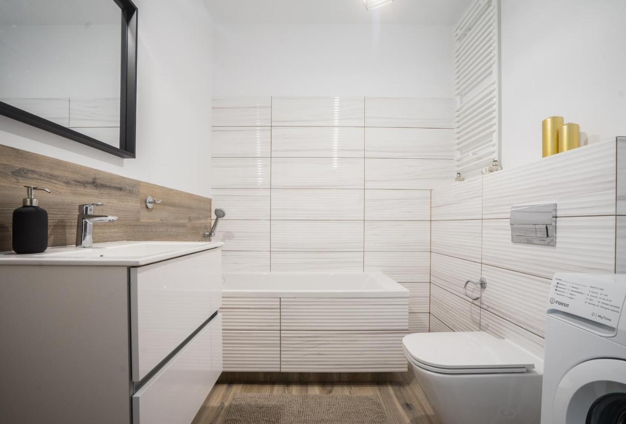 Bizapartments - Modern Flats With Parking Varsovie Extérieur photo